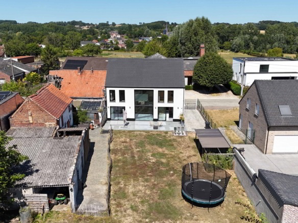 Enorm lichtrijke en energiezuinige woning met uitzonderlijk potentieel!