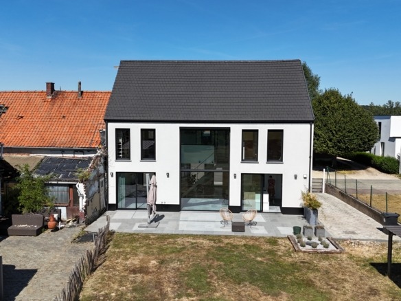 Enorm lichtrijke en energiezuinige woning met uitzonderlijk potentieel!